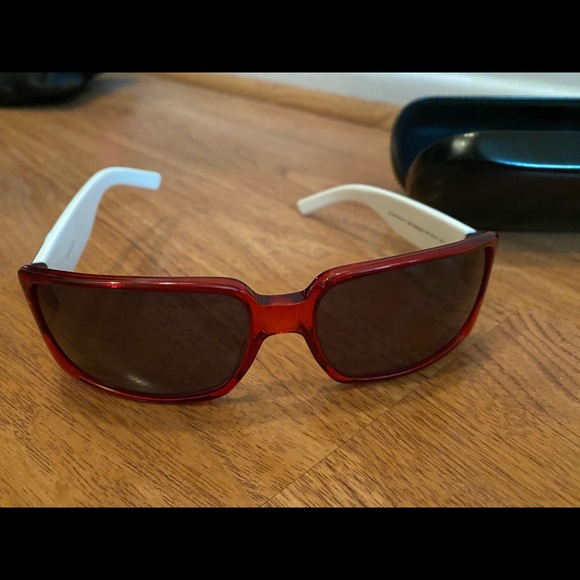 gucci sunglasses with red arms